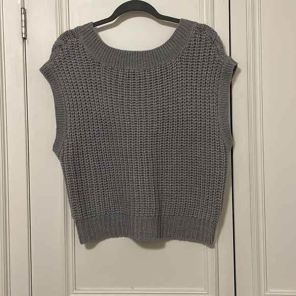 Cropped Cable Knit Sweater vest - Picture 2 of 2